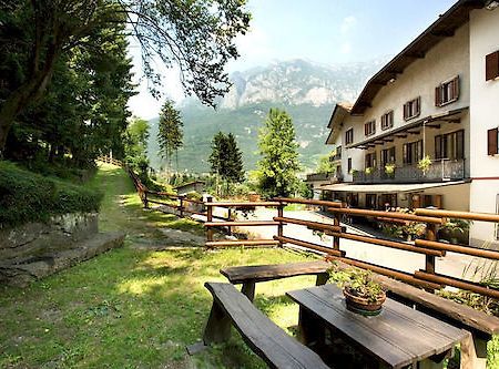 Albergo Il Castellino Boario Terme Exterior foto
